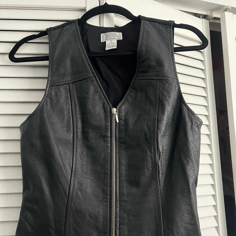 Jennifer Moore vest size 6 … black front leather